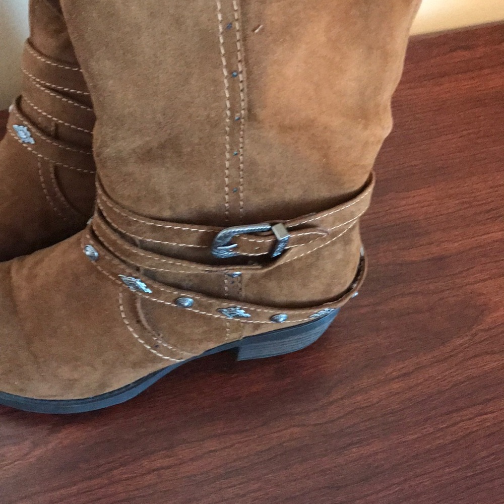 Boots - Picture 4 of 6